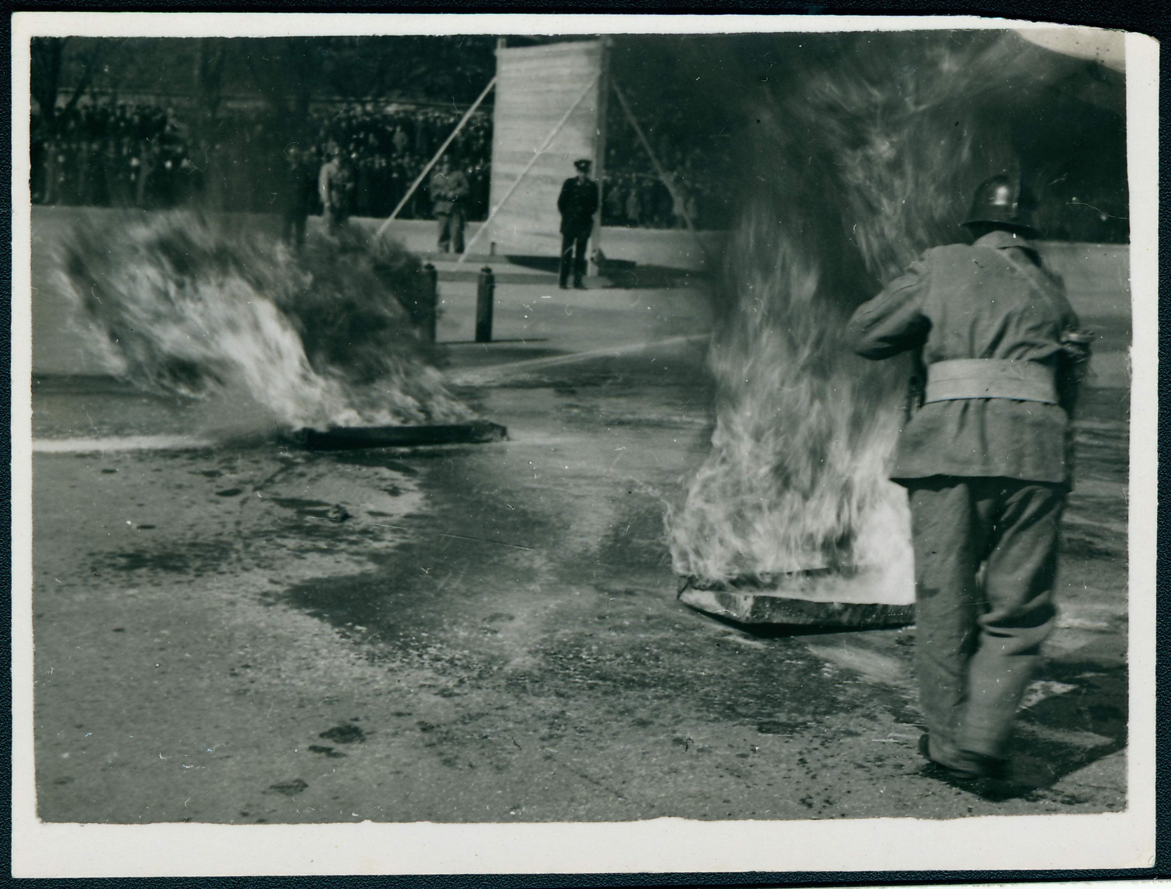 Tuletõrjevõistlused Võidu väljakul - tule kustutamine.