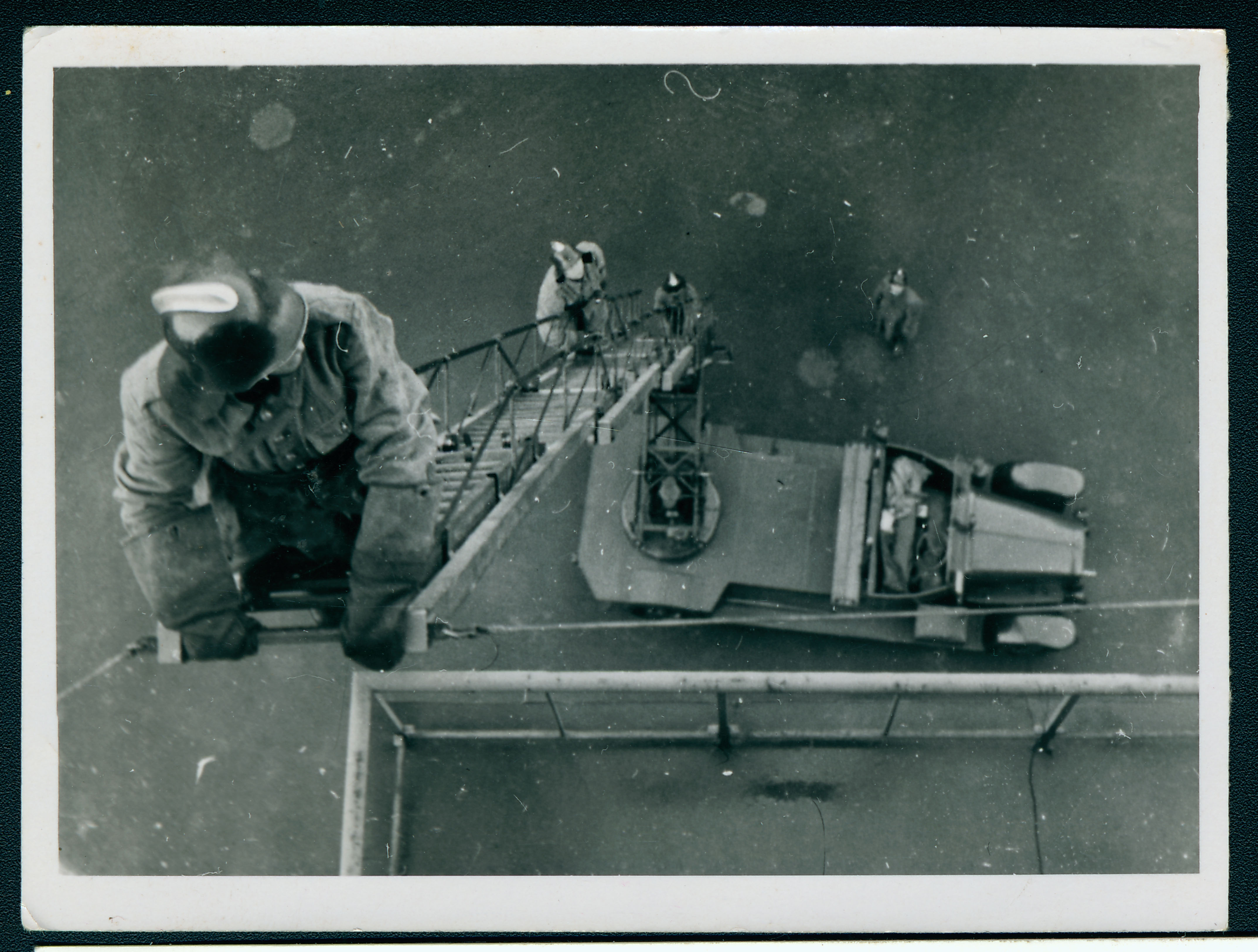 Tuletõrjuja autoredeli tipus.