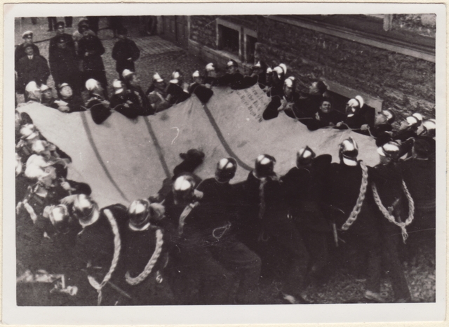 Kiivreis tuletõrjujate poolt lahtitõmmatud päästelina.