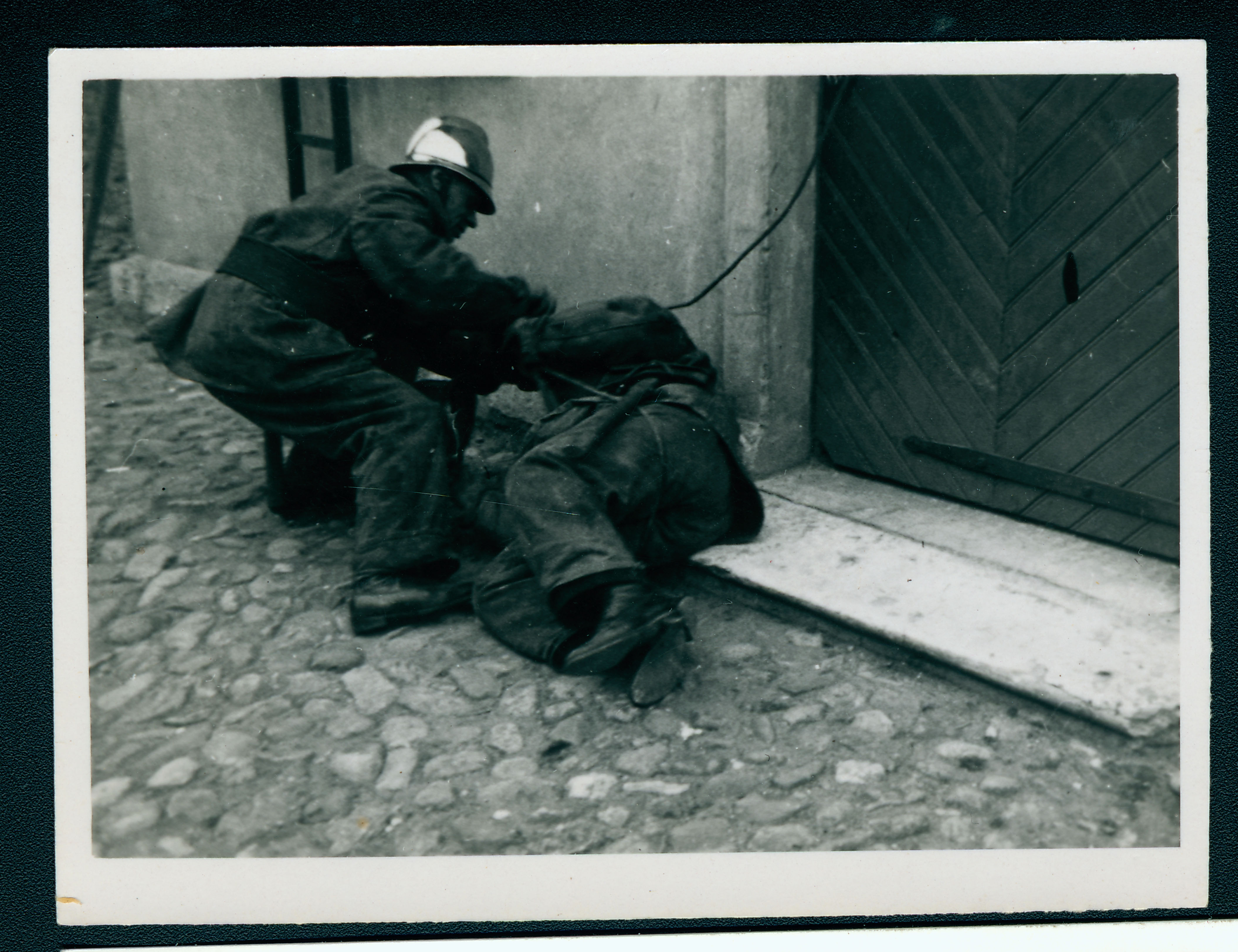 Tuletõrjeõppustel inimese päästmine.