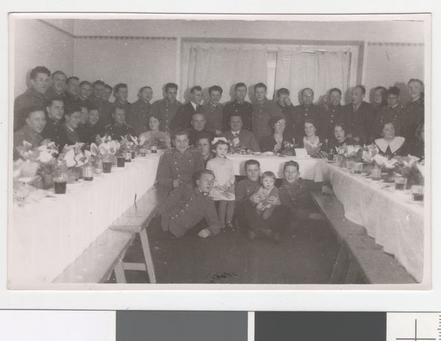 Tuletõrjujad perekonnaliikmetega peolauas.