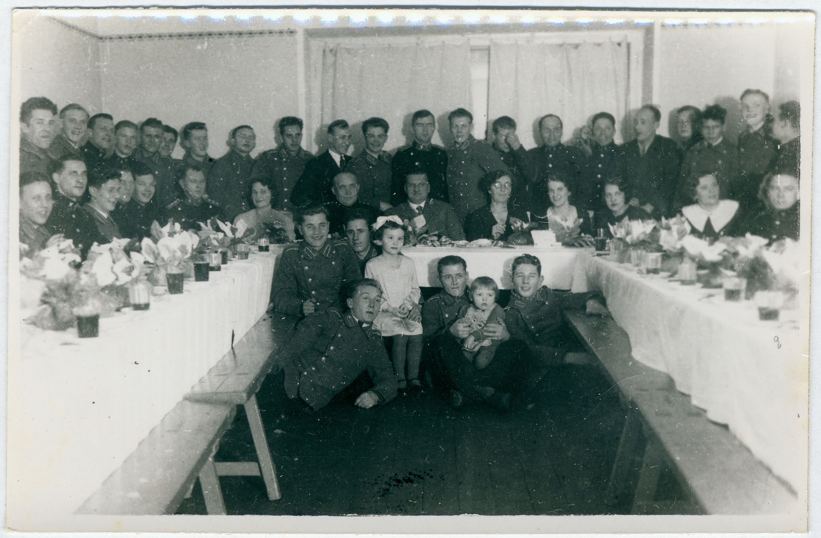 Tuletõrjujad perekonnaliikmetega peolauas.