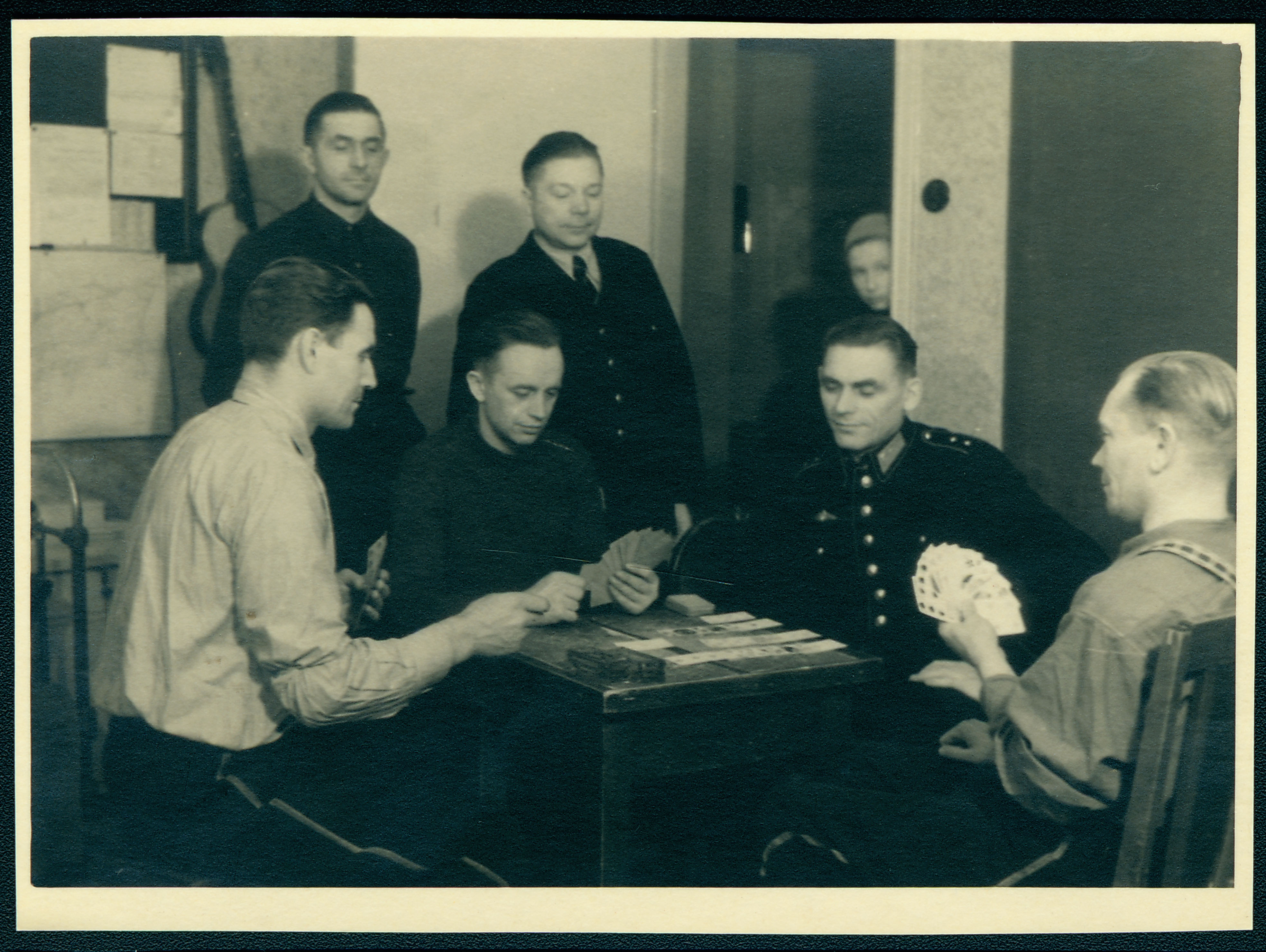 Tuletõrjekomando liikmed puhkehetkel kaarte mängimas.