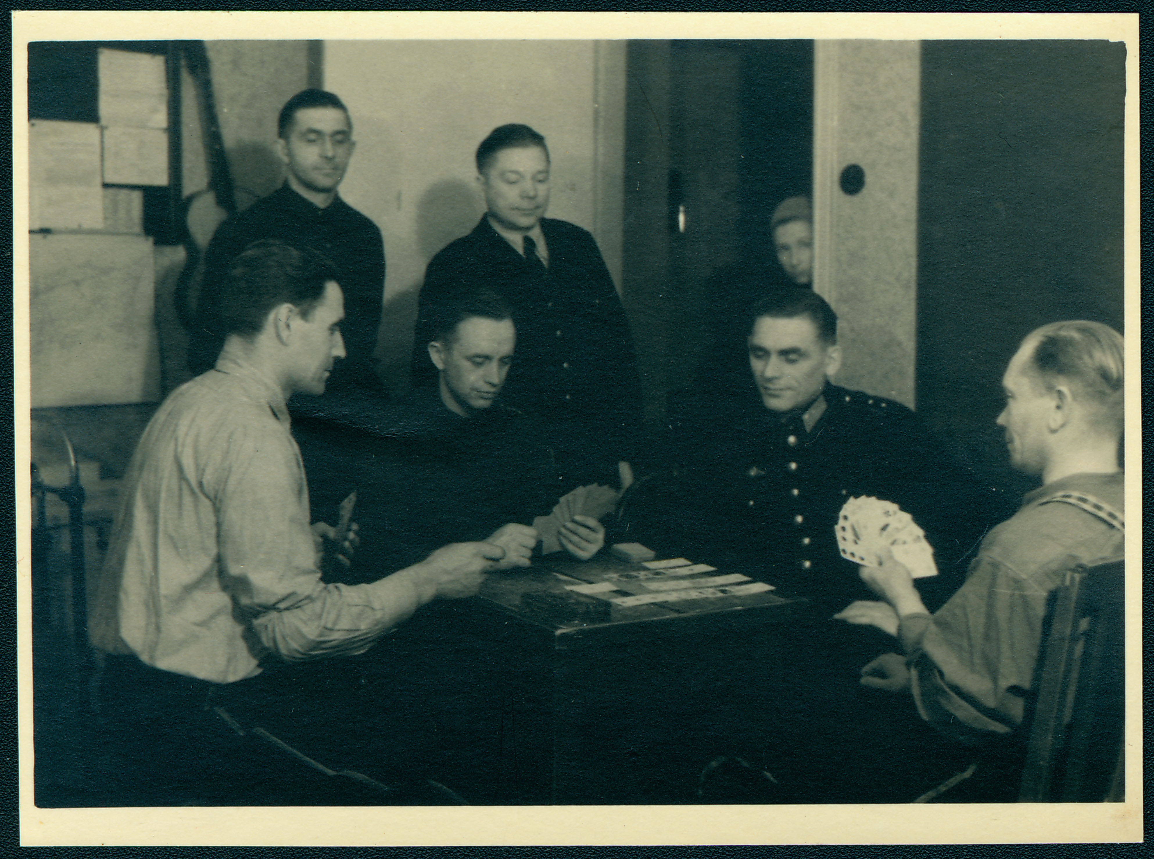 Tuletõrjekomando liikmed puhkehetkel kaarte mängimas.