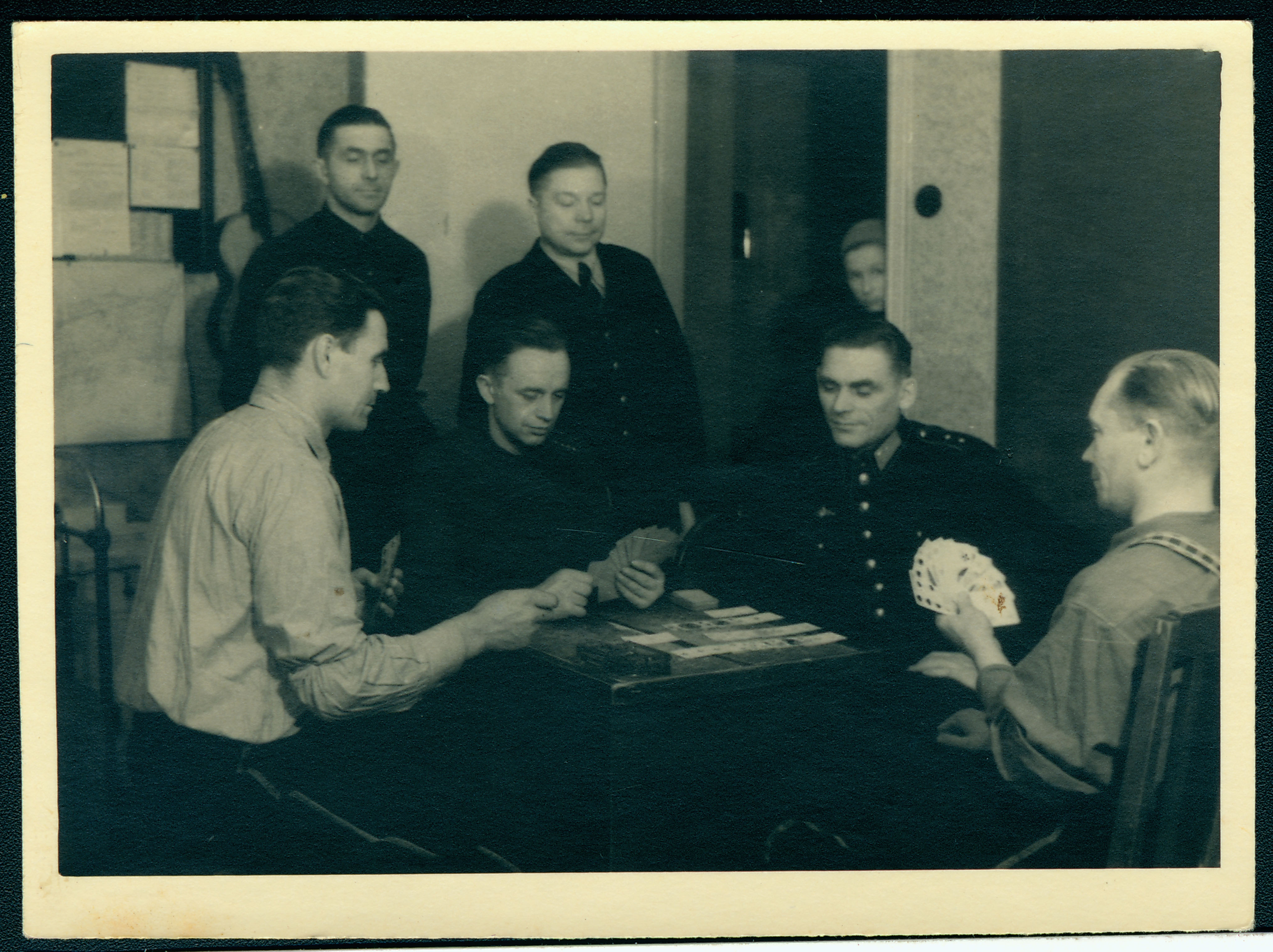 Tuletõrjekomando liikmed puhkehetkel kaarte mängimas.