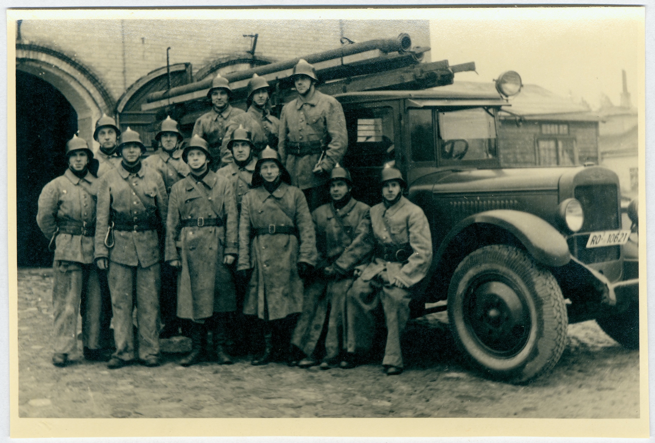 Tallinna Kutselise Tuletõrje III komando valvemeeskond paakauto ees