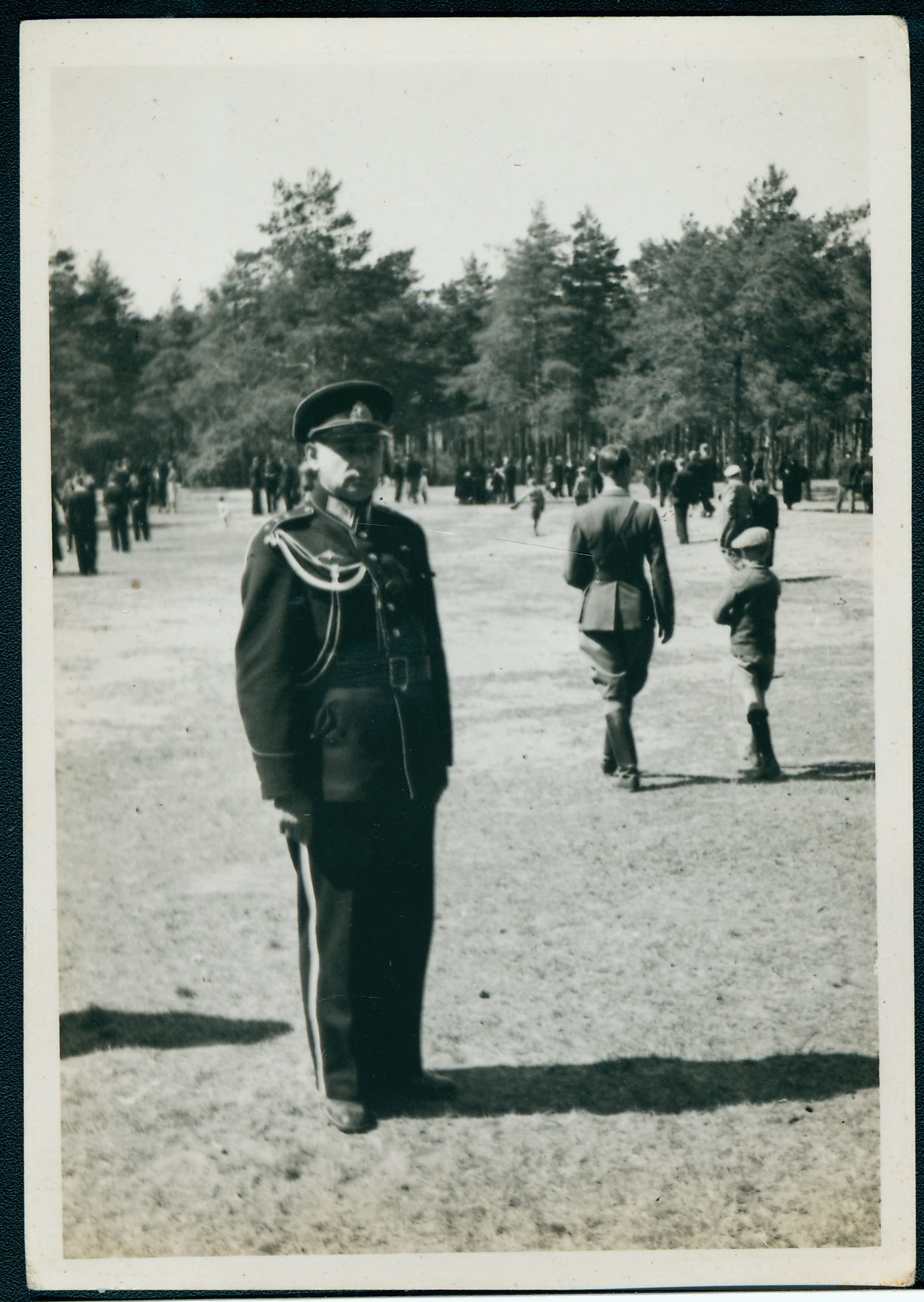 Adjutanditunnustega tuletõrjevormis mees