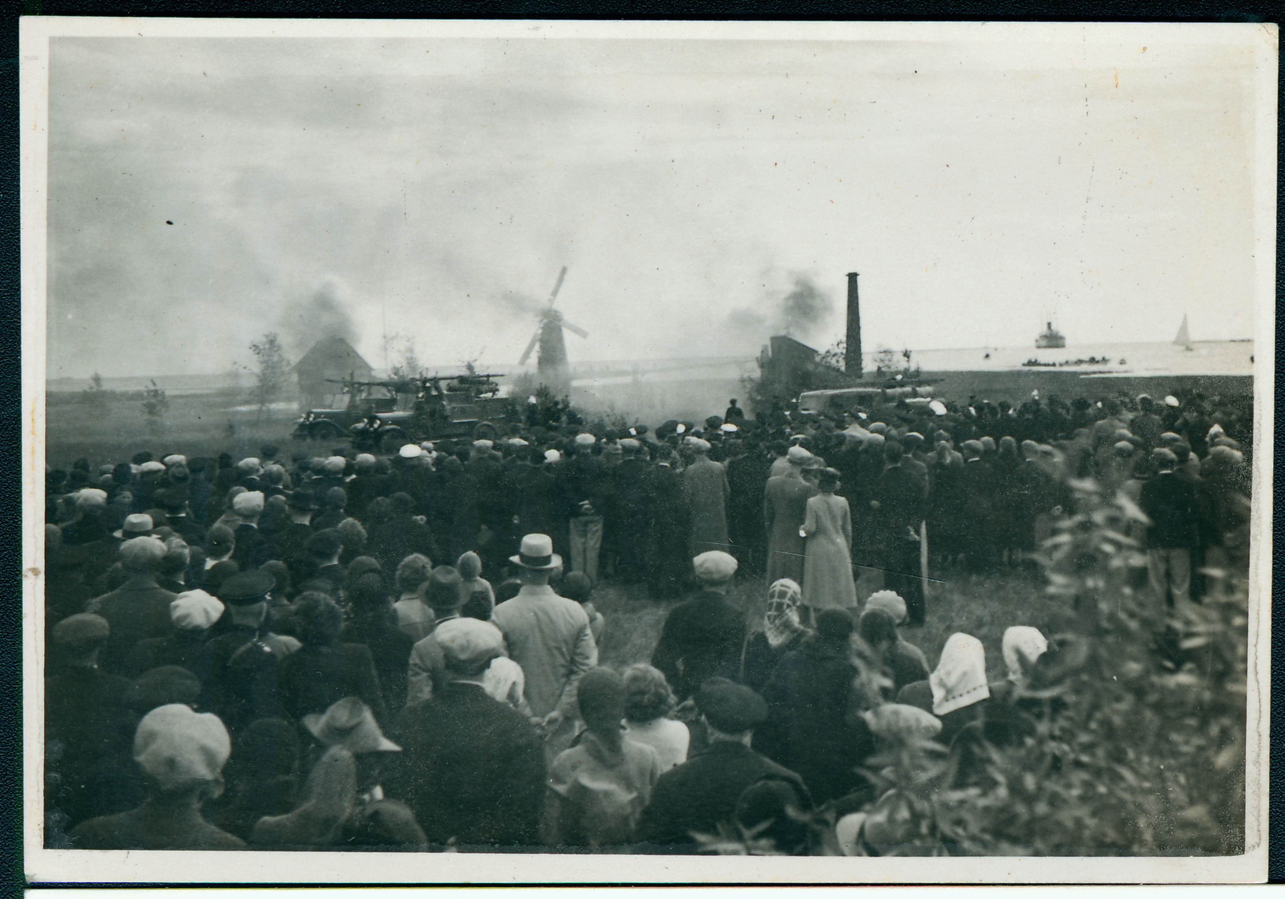 Tuletõrjeõppus mere ääres, põlevate objektide kustutamine