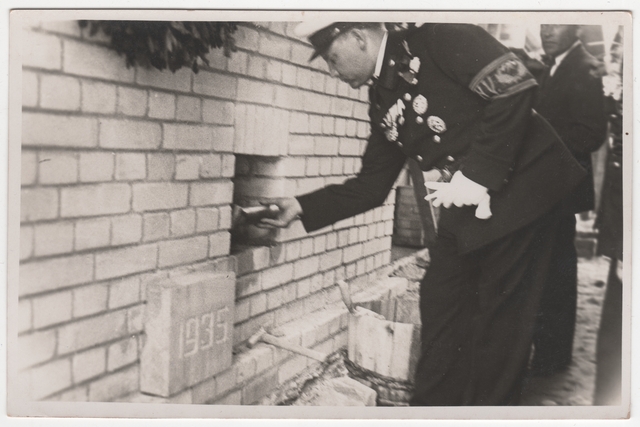 Nõmme VTÜ esimees dr Aleksander Vastalu uuele pritsimajale nurgakivi asetamas