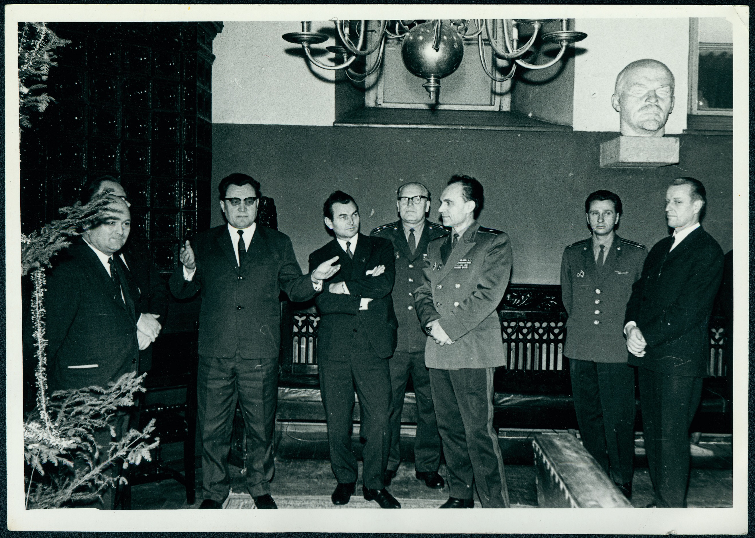 Tšehhoslovakkia tuletõrjejuhtide delegatsioon Tallinna raekojas vastuvõtul.