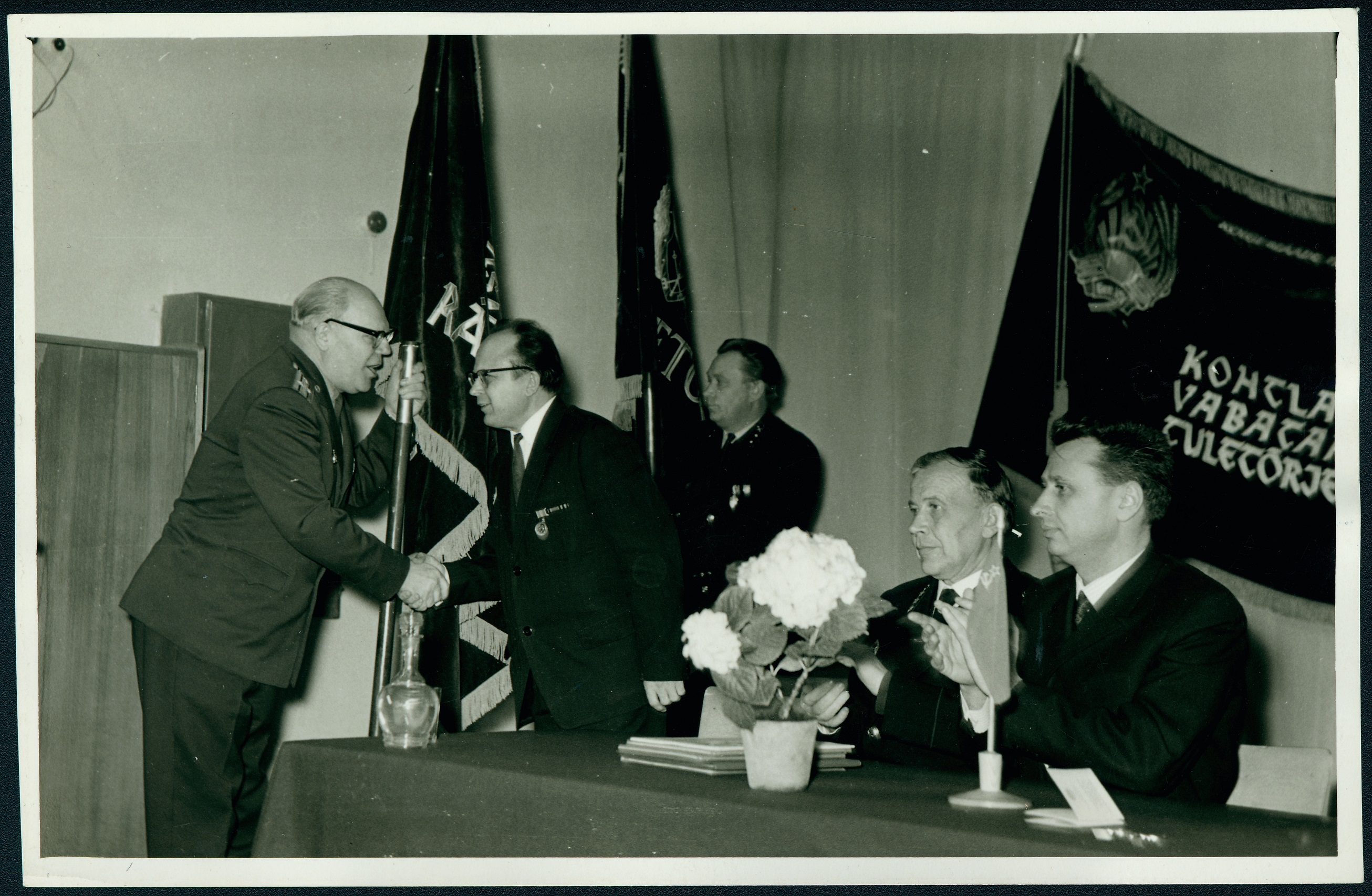 Sotsialistliku võistluse võitja lipu üleandmine Kohtla-Järve TK sekretärile