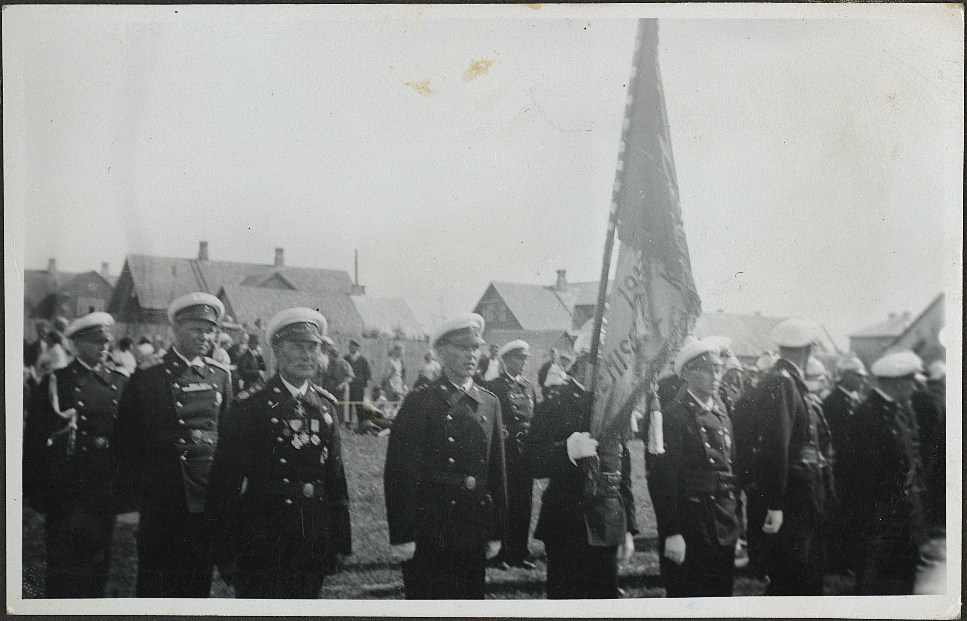 Nõmme VTÜ tuletõrjujate rivi lipuga