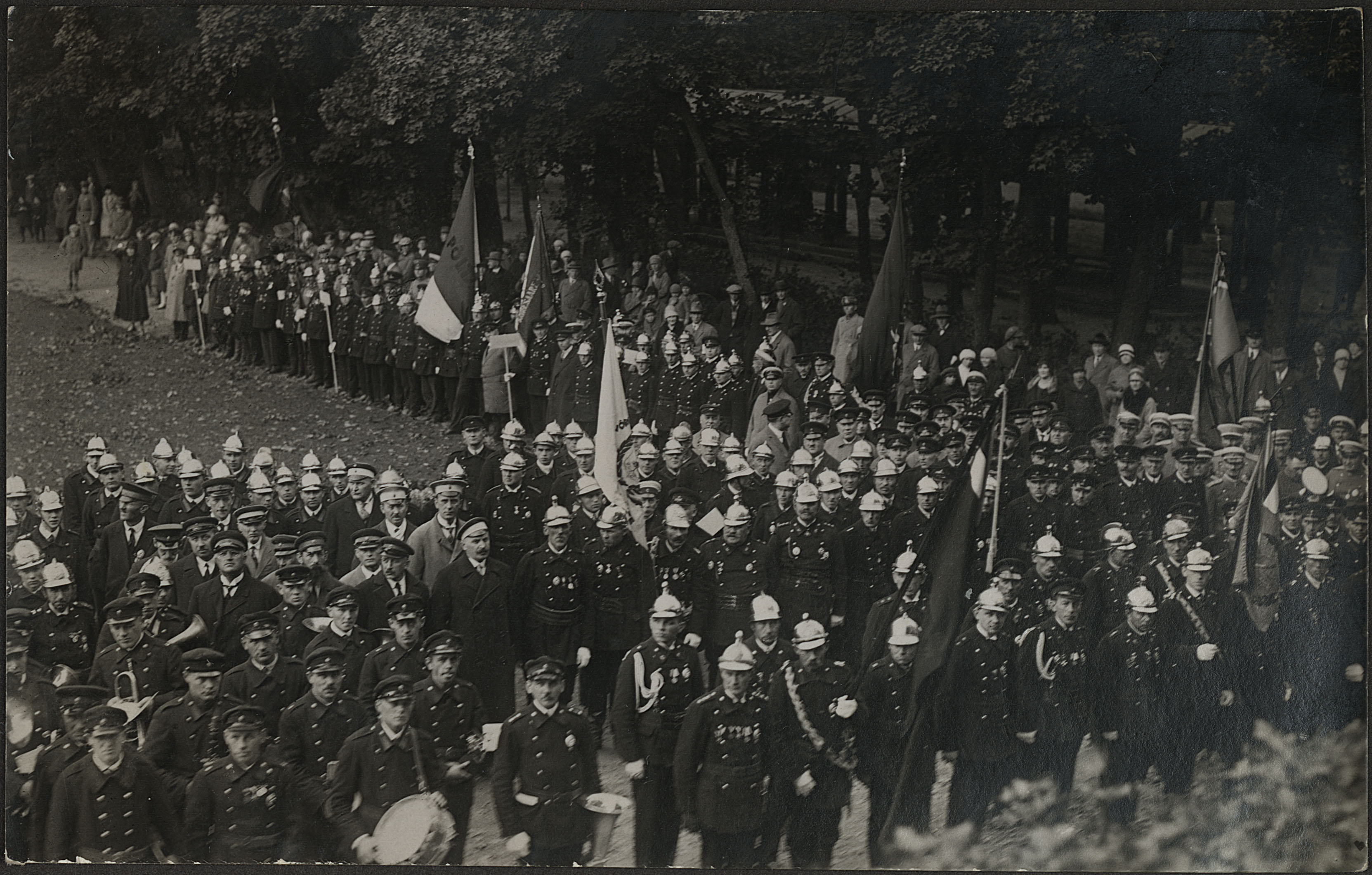 Tuletõrjeühingute esindajate rivi Kadrioru lossi ees Tuletõrje Liidu 10 aastapäeval