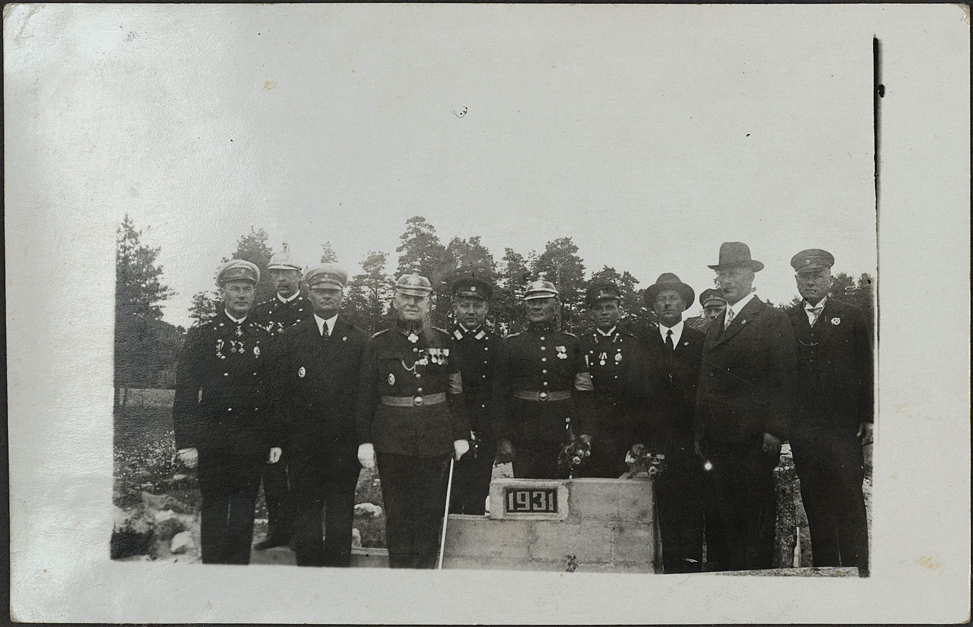 Nõmme VTÜ liikmed koos külalistega Soome tuletõrjest Liiva depoohoone nurgakivi panemise juures