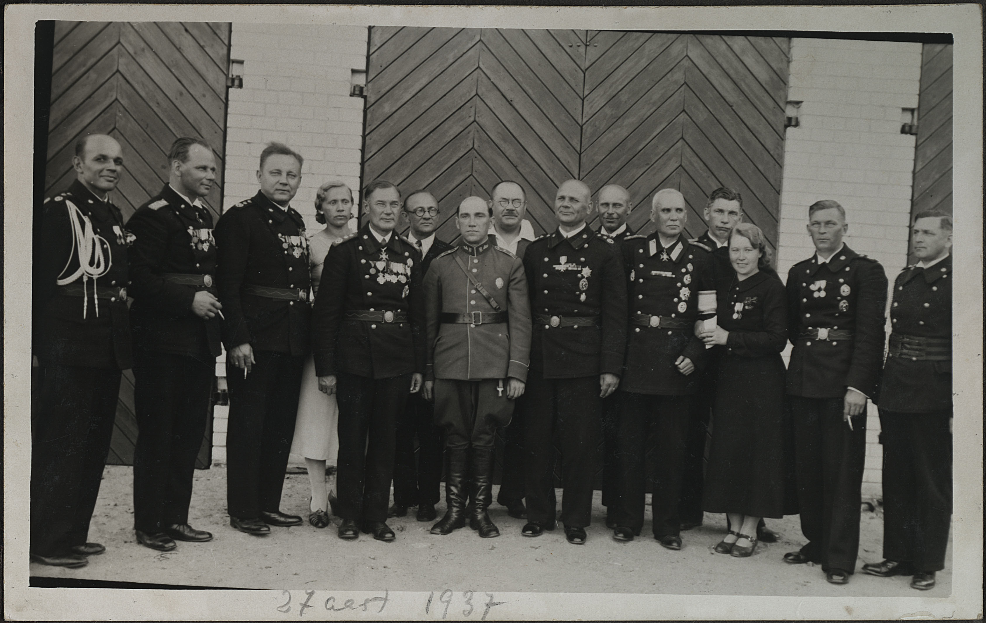 Nõmme VTÜ liikmed ühingu 27 aastapäeval Nõmme tuletõrjedepoo ees