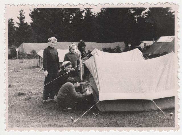 Noortuletõrjujate I vabariiklik õppelaager Kohtla-Järve rajoonis, tüdrukud telki sulgemas