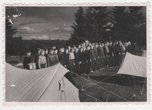 Noortuletõrjujate I vabariiklik õppelaager Kohtla-Järve rajoonis, õpilaste rivistus telkide juures