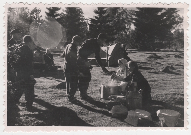 Noortuletõrjujate I vabariiklik õppelaager Kohtla-Järve rajoonis, toidu väljajagamine