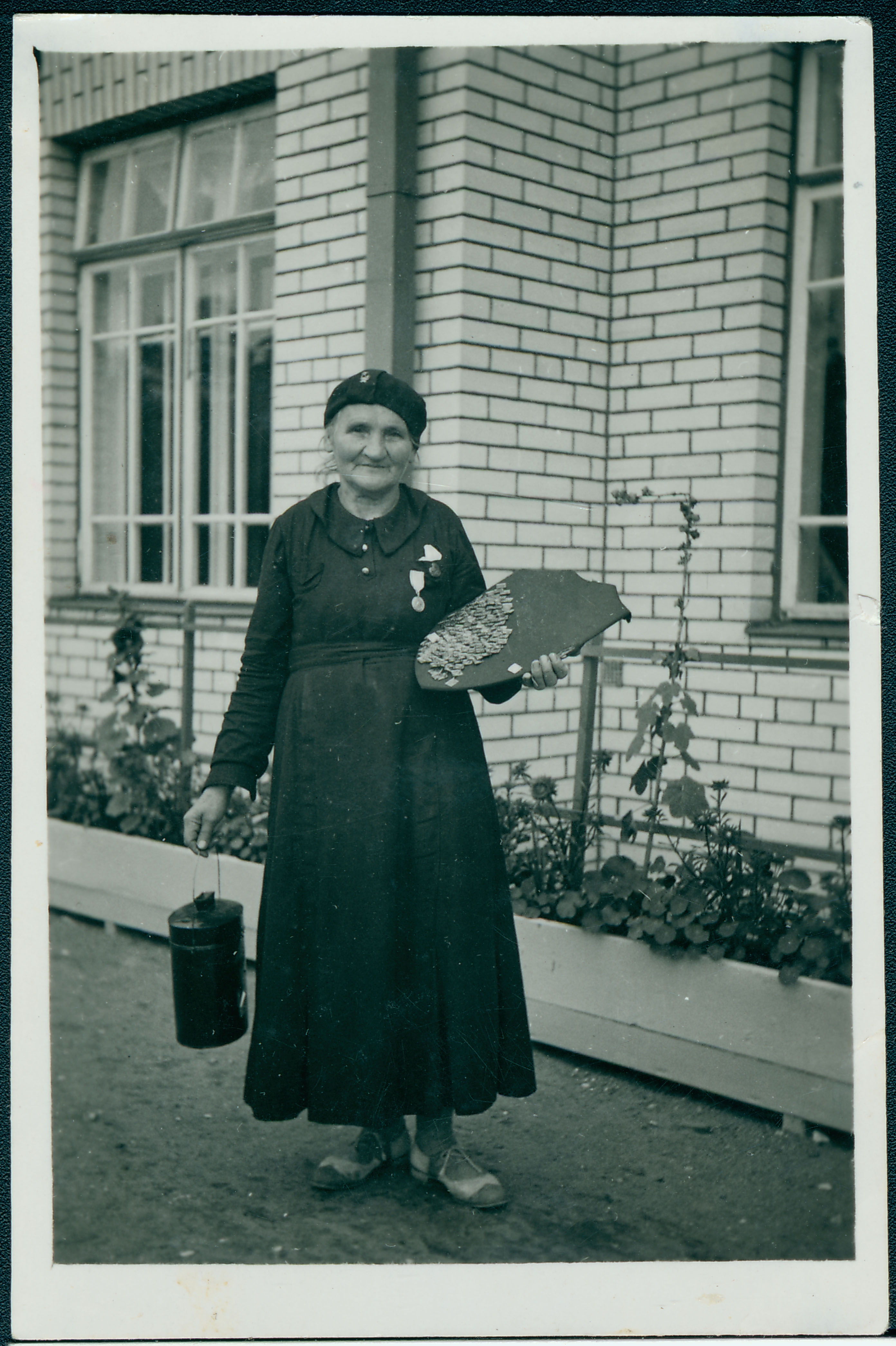 Nõmme VTÜ naisliige korjanduskarbiga