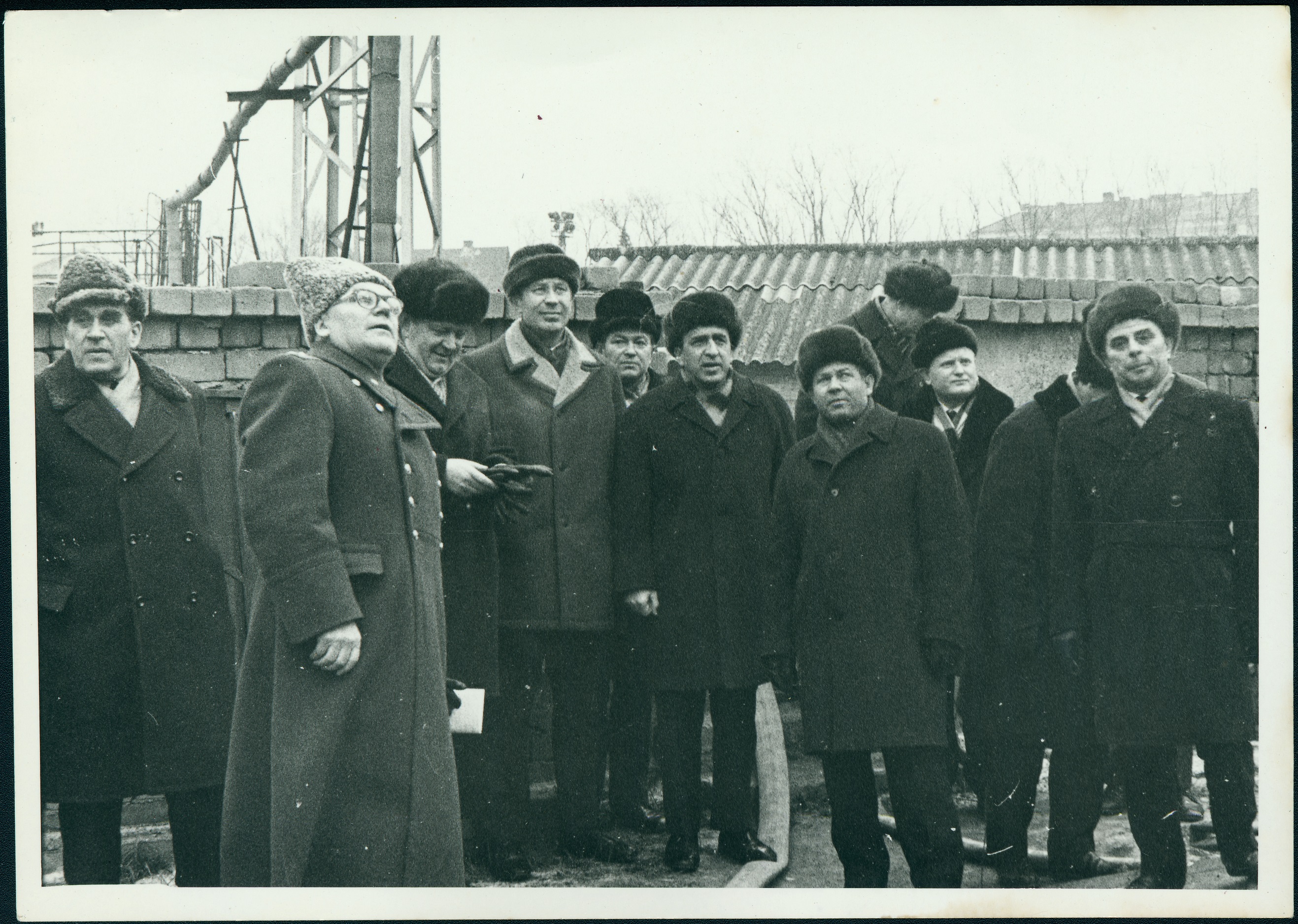 Tuletõrjeõppusi jälgiv grupp juhtivtöötajaid tootmiskoondis Ookean naftabaasis