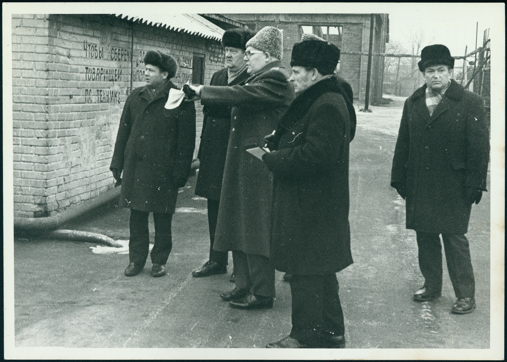 Tuletõrjeõppusi jälgiv grupp juhtivtöötajaid  tootmiskoondis Ookean naftabaasis