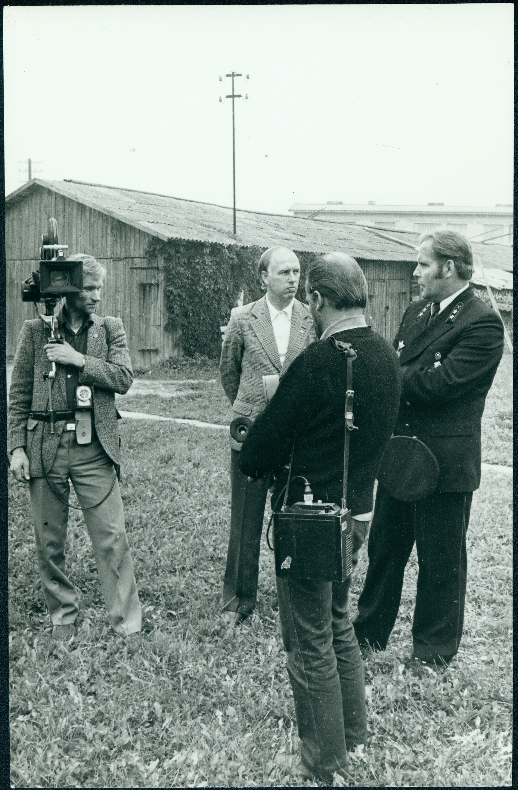 Uno Feldschmidt televisioonitöötajatega vestlemas