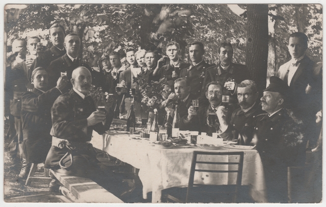 Tuletõrjevormis seltskond peolauas vabas looduses