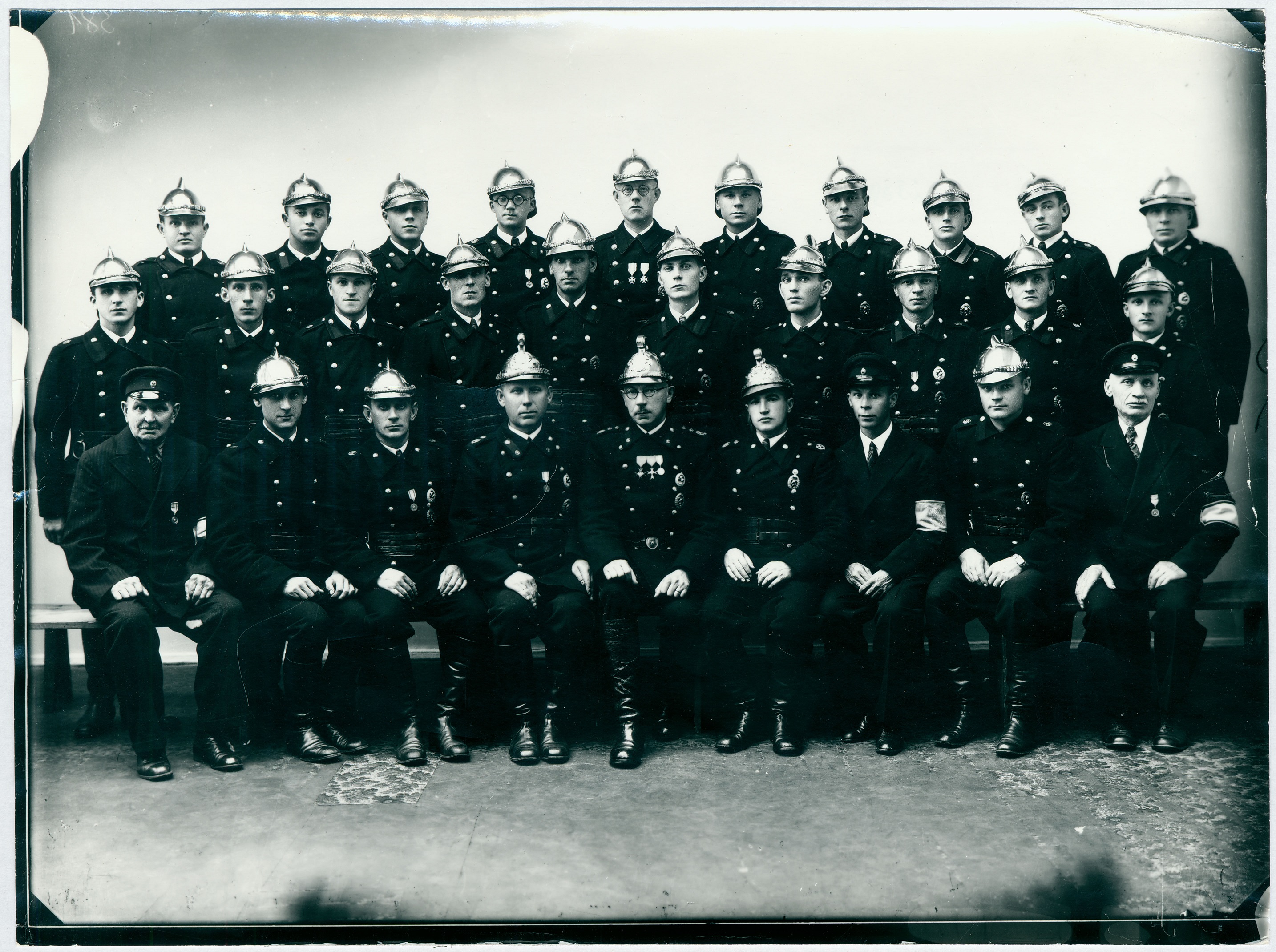 Tuletõrjemundrites ja -kiivrites meesterahvad