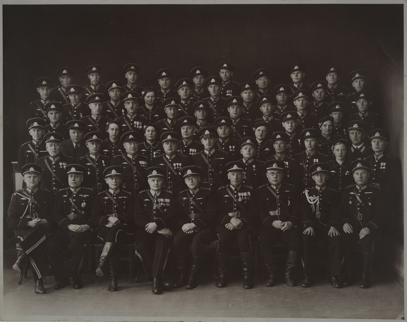 Viljandi VTÜ pealikud paraadmundrites