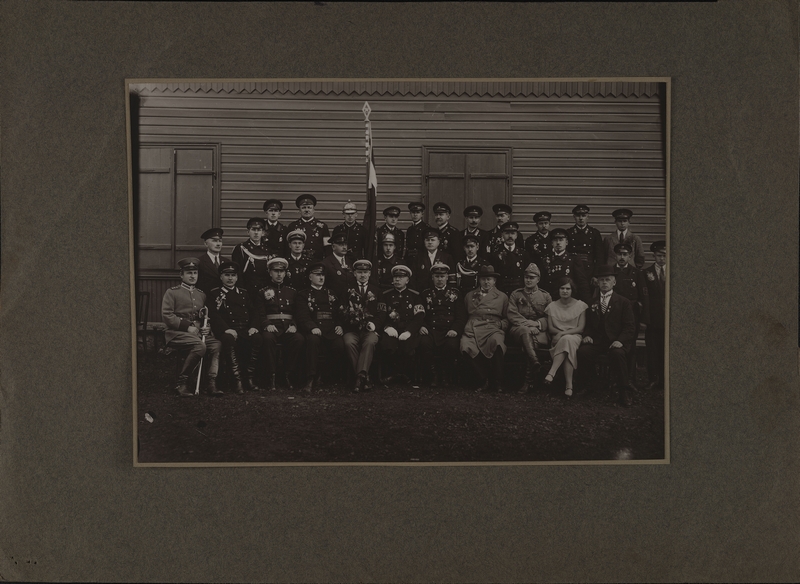 Nõmme VTÜ liikmed lipuga