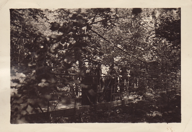 Tuletõrjevormis inimesed rippsillal Viljandi lossivaremetes