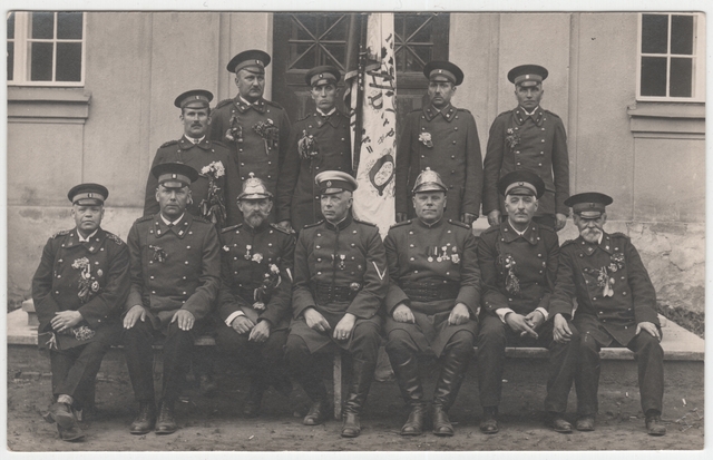 Tartu VTÜ korrapidajate jaoskonna liikmed lipuga