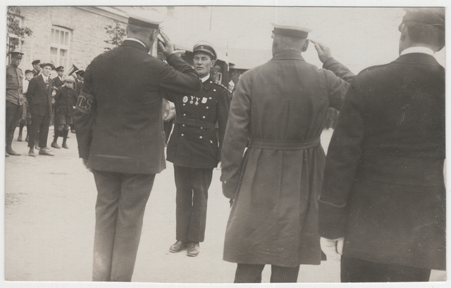 Nõmme VTÜ aastapäeva pidustuste avamine, ühingu esimehele A.Lukinile raporteerib peamees K.Sirotkin