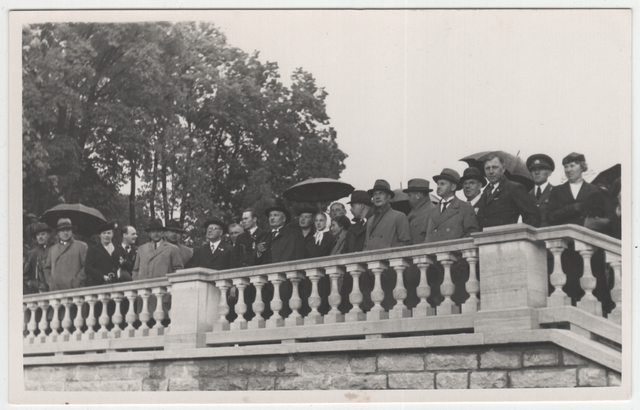 Nõmme VTÜ liikmed koos Tallinna Loomakaitse Seltsi liikmetega Kadrioru lossi juures