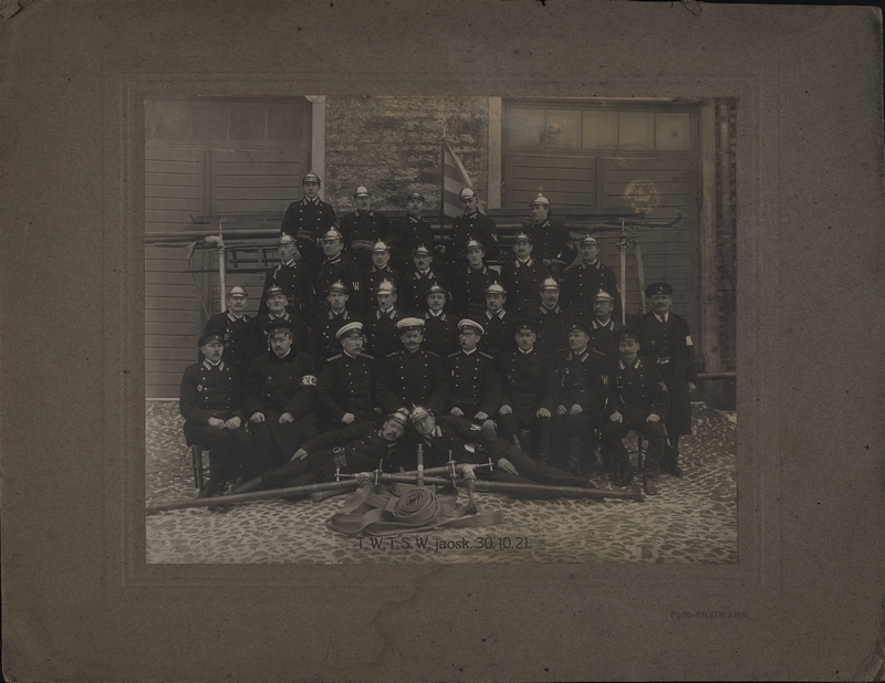 Tallinna VTS veemuretsejate jaoskond oma töövahendite ja lipuga