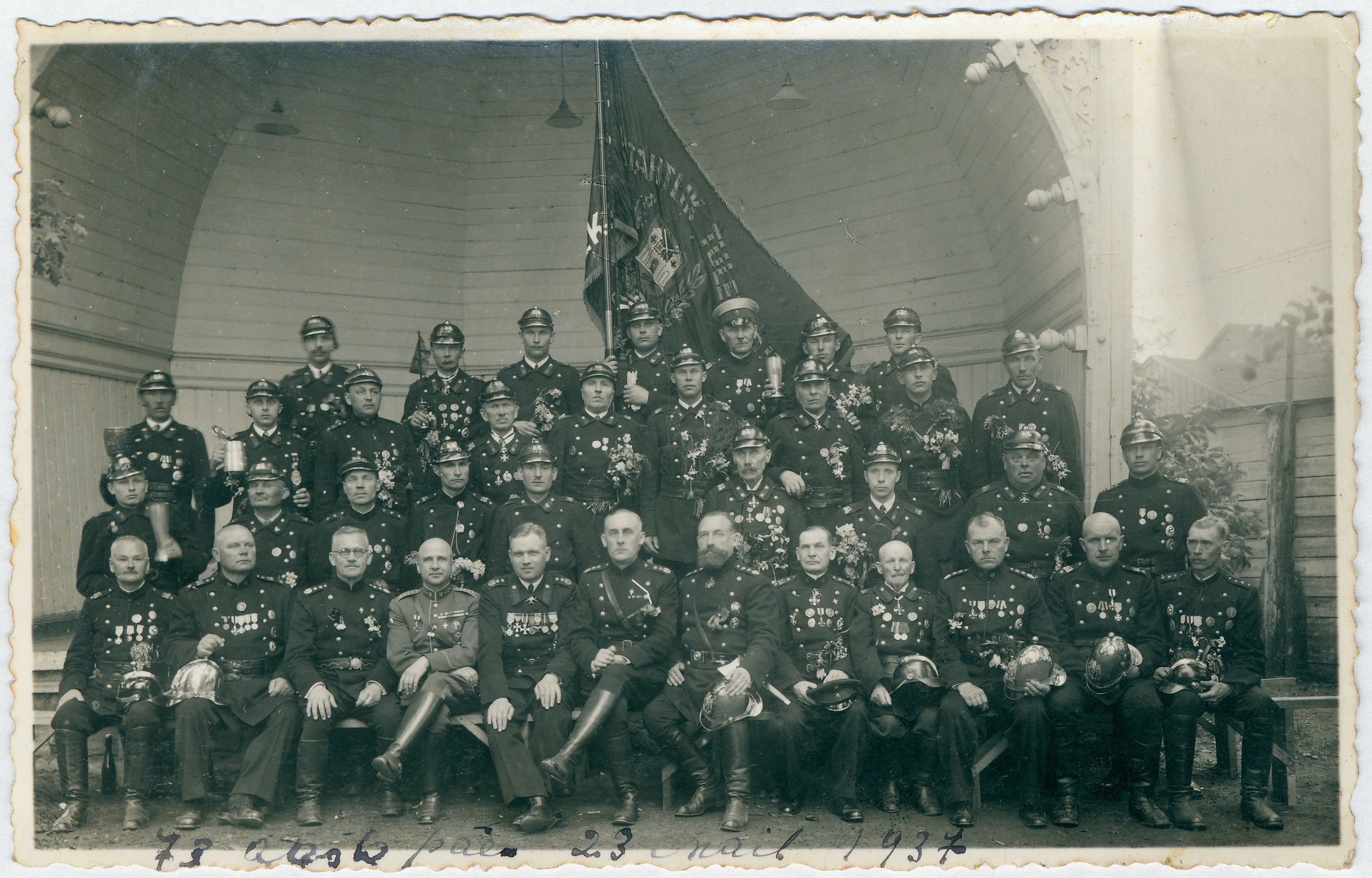 Tuletõrjevormis mehed Tartu VTÜ 73 aastapäeval Vanemuise aias