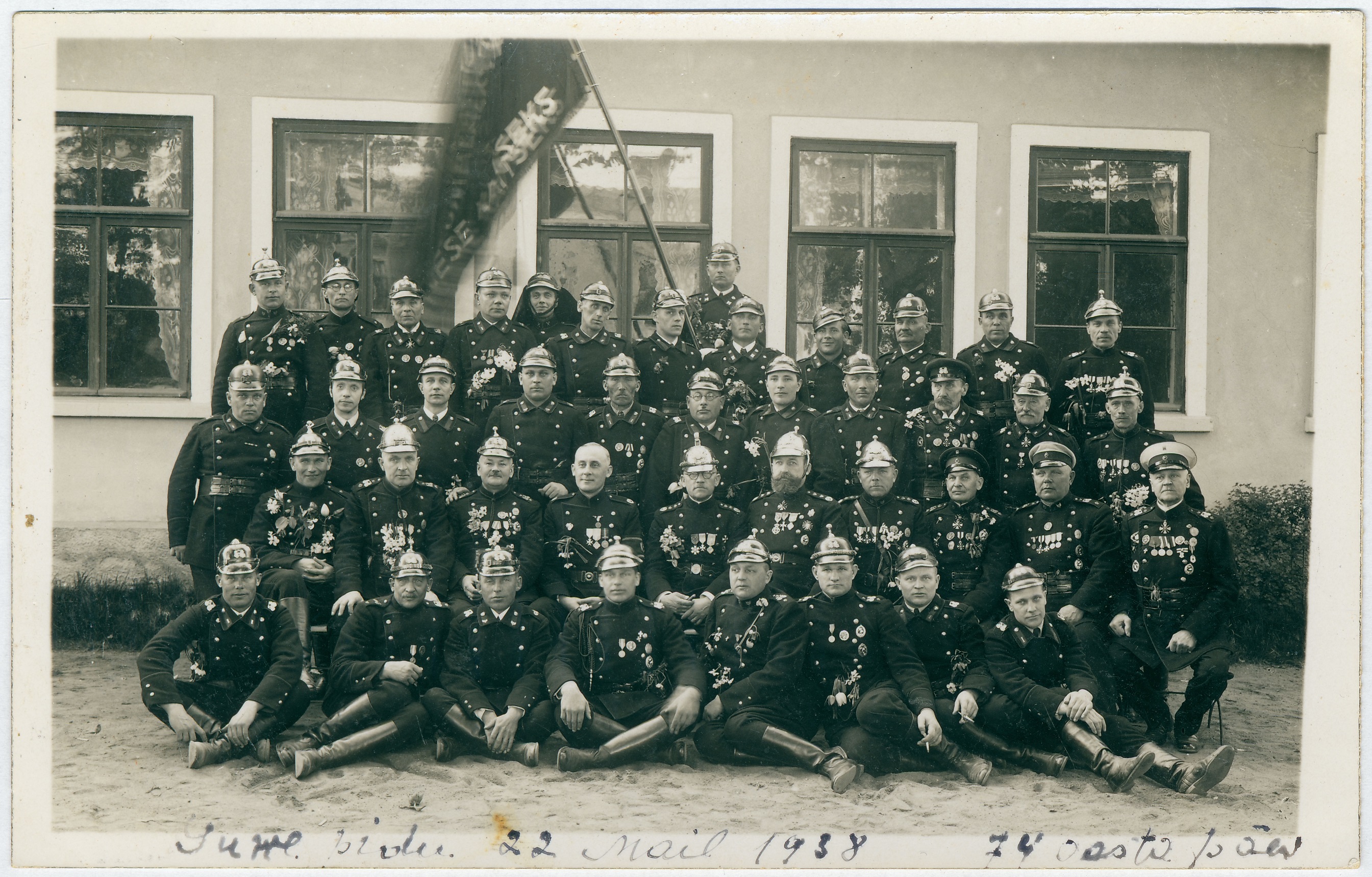 Tuletõrjevormis mehed Tartu VTÜ 74 aastapäeval Bürgermusse aias