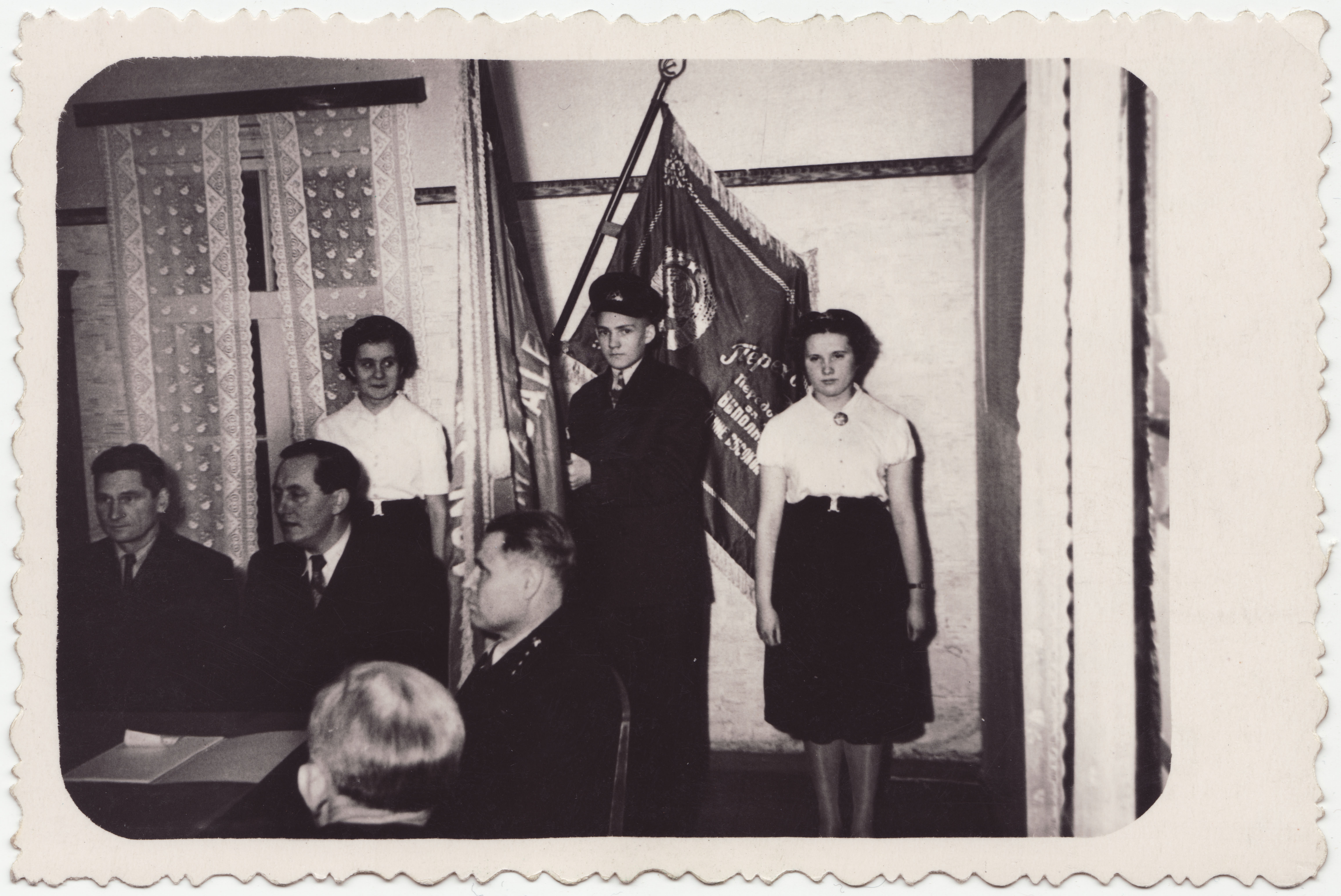 Eesti NSV Ministrite Nõukogu rändlipu üleandmine Viljandi rajooni Kevade kolhoosi VTS-le sotsvõistlustel saavutatud I koha eest