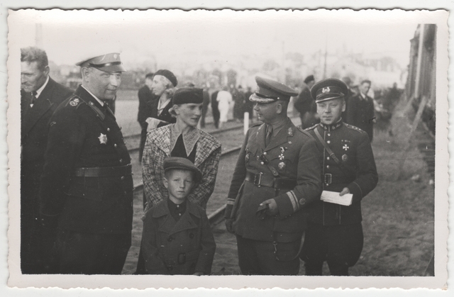 Tuletõrje Korpuse pealik Rudolf Vaharo ja tuletõrjeinstruktor J.Ernits paraadist osavõtnuid Kopli jaamas ära saatmas