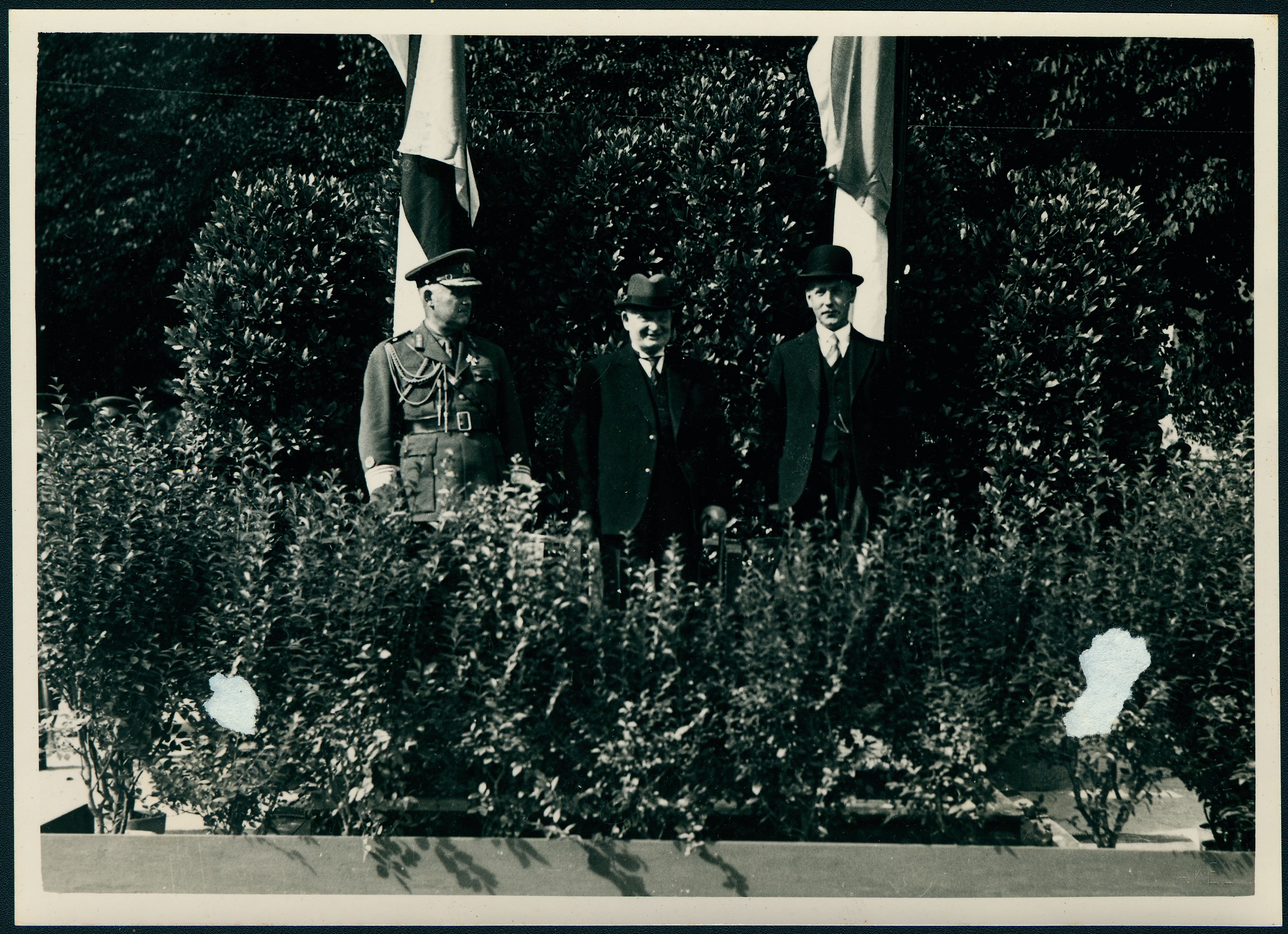 Johan Laidoner, Konstantin Päts ja Kaarel Eenpalu väikesel tribüünil tuletõrjaparaadi ajal