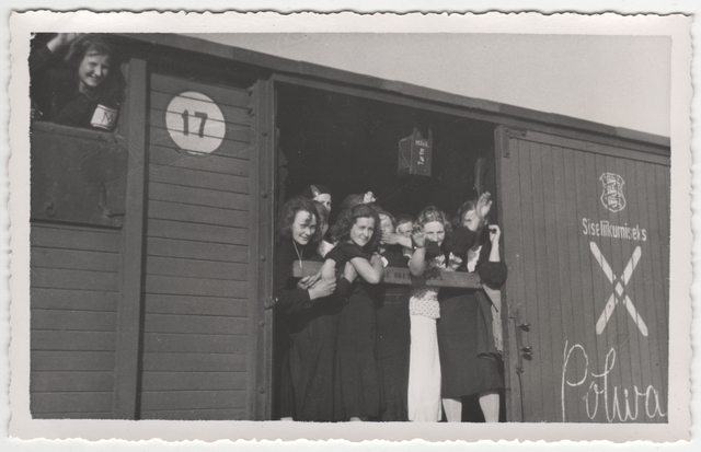 Põlva naistuletõrjujad kaubavaguni uksel