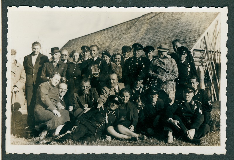 Grupp tuletõrje ja erariides inimesi talumaja ees