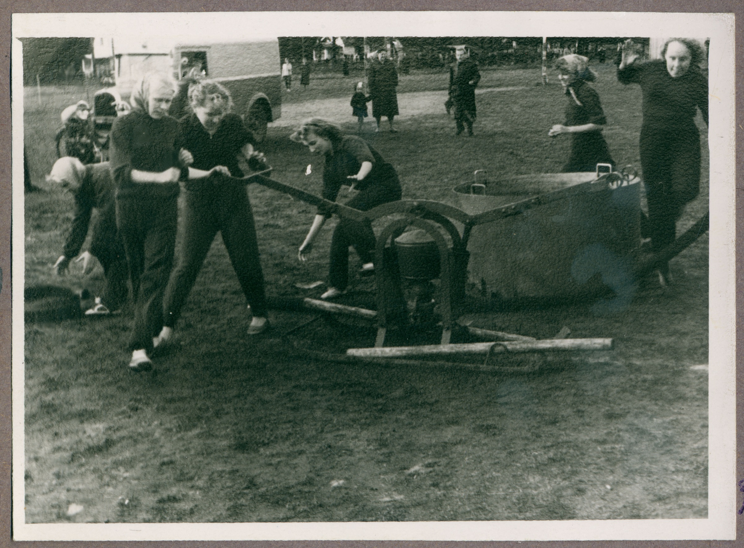 Tütarlaste võistkond käsipritsiga hargnemisel