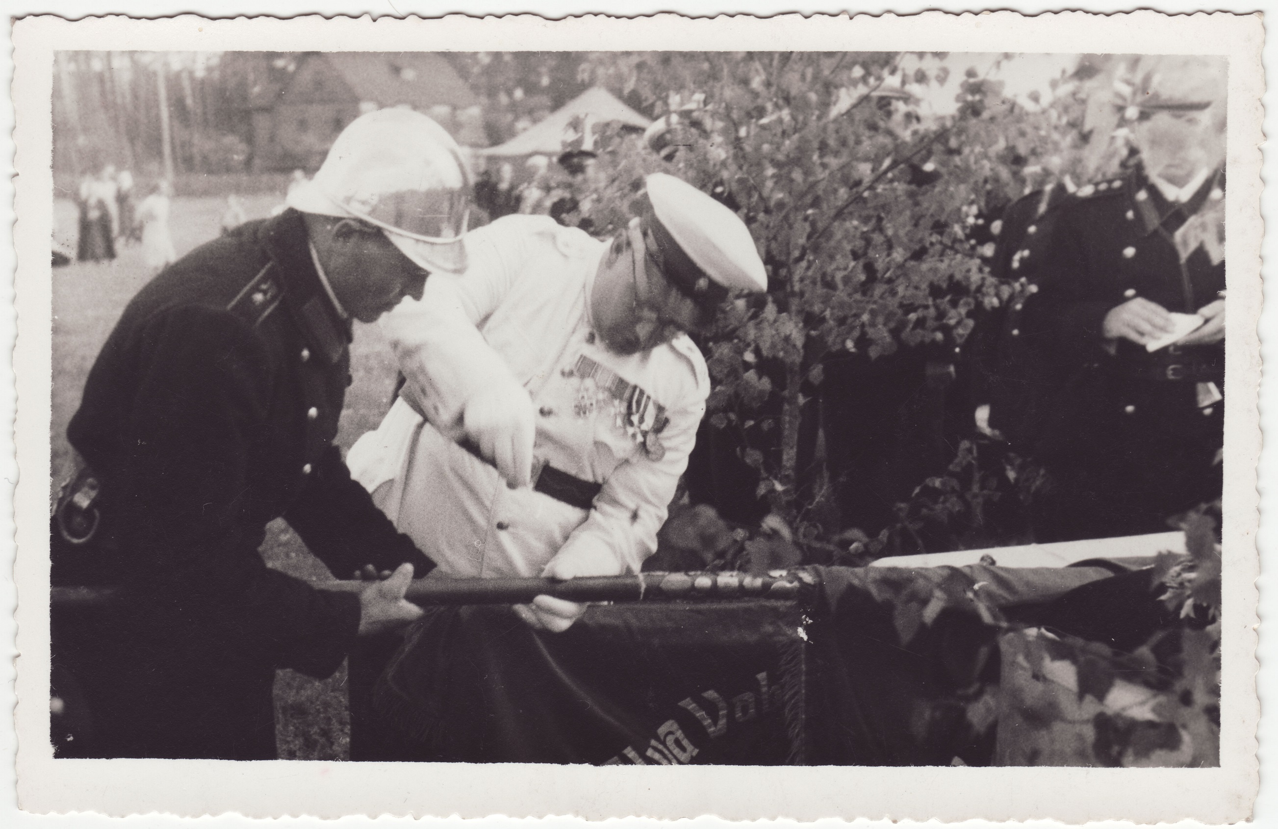 Tartumaa Tuletõrje Brigaadi pealik Paul Martmaa Elva VTÜ 30 aastapäeval  ühingu lipu vardasse lipunaela löömas