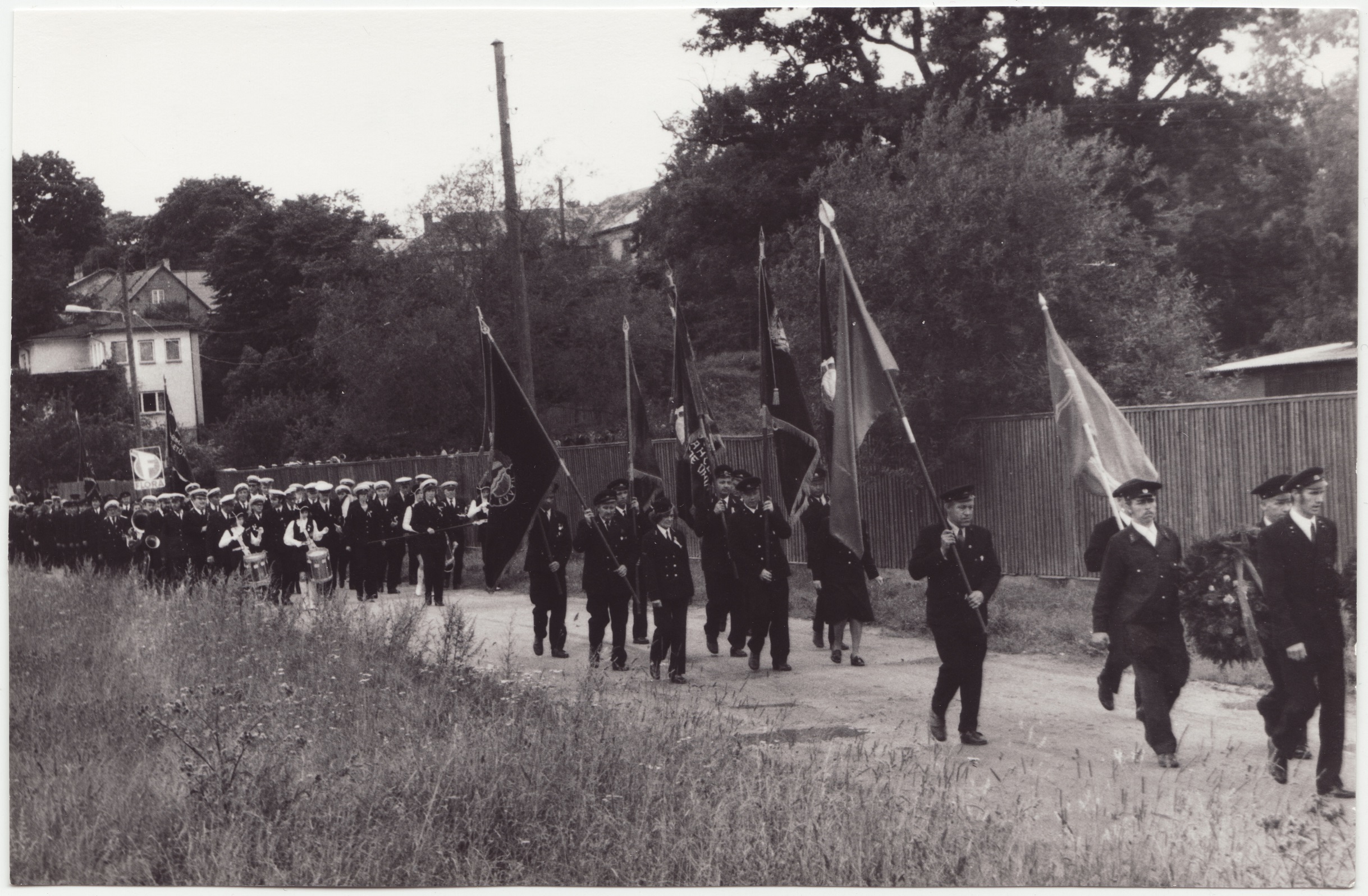 Rakvere VTÜ 100.a. tähistamine: lippurid tuletõrjujate piduliku rongkäigu alguses, 1977.a.