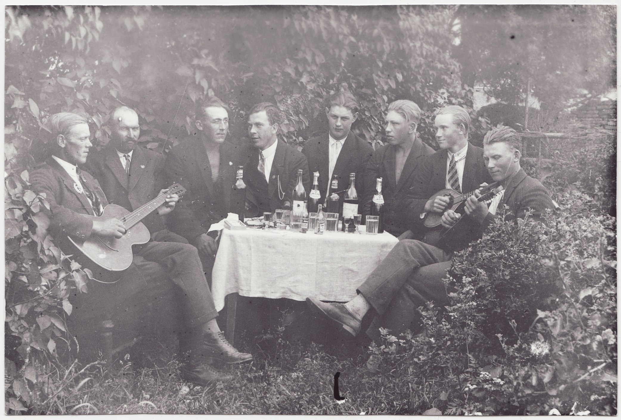 Kaheksa erariides meest laua ümber istumas