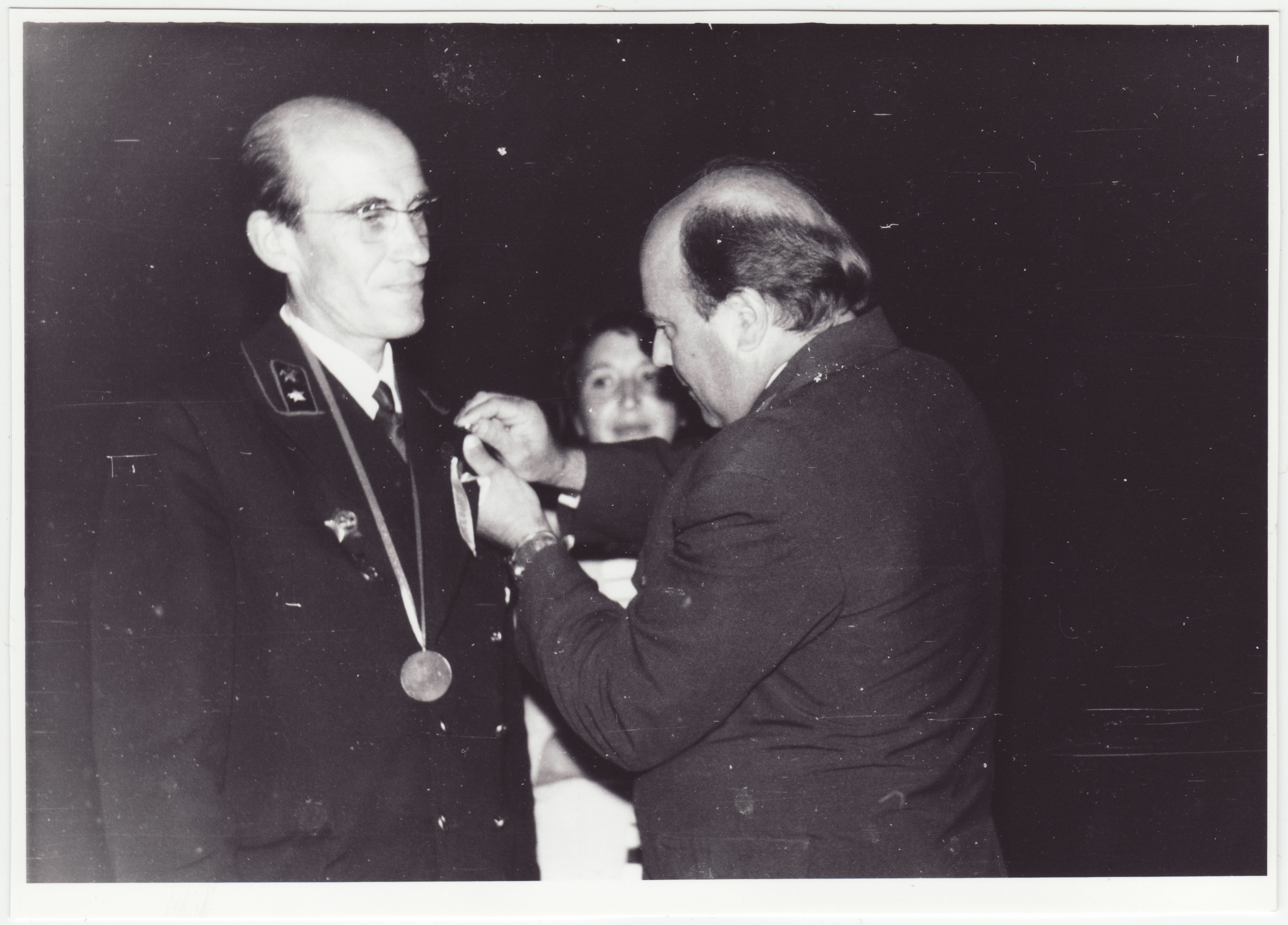 Rakvere VTÜ 100.a. tähistamine: mälestusmärgi kinnitamine L. Pitsalu kuue reväärile, 1977.a.