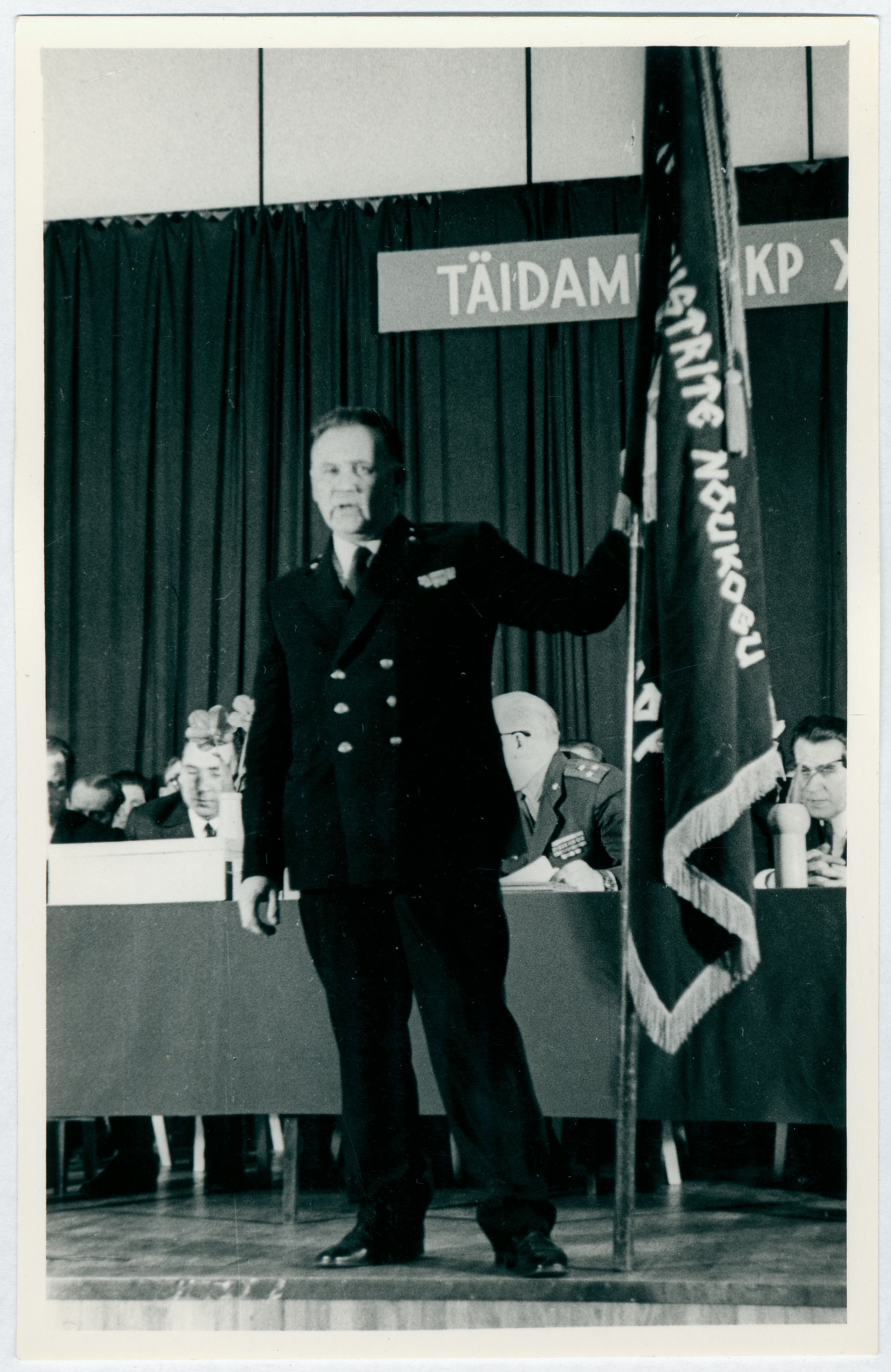 Teedo Melts Eesti NSV Ministrite Nõukogu rändpunalipuga