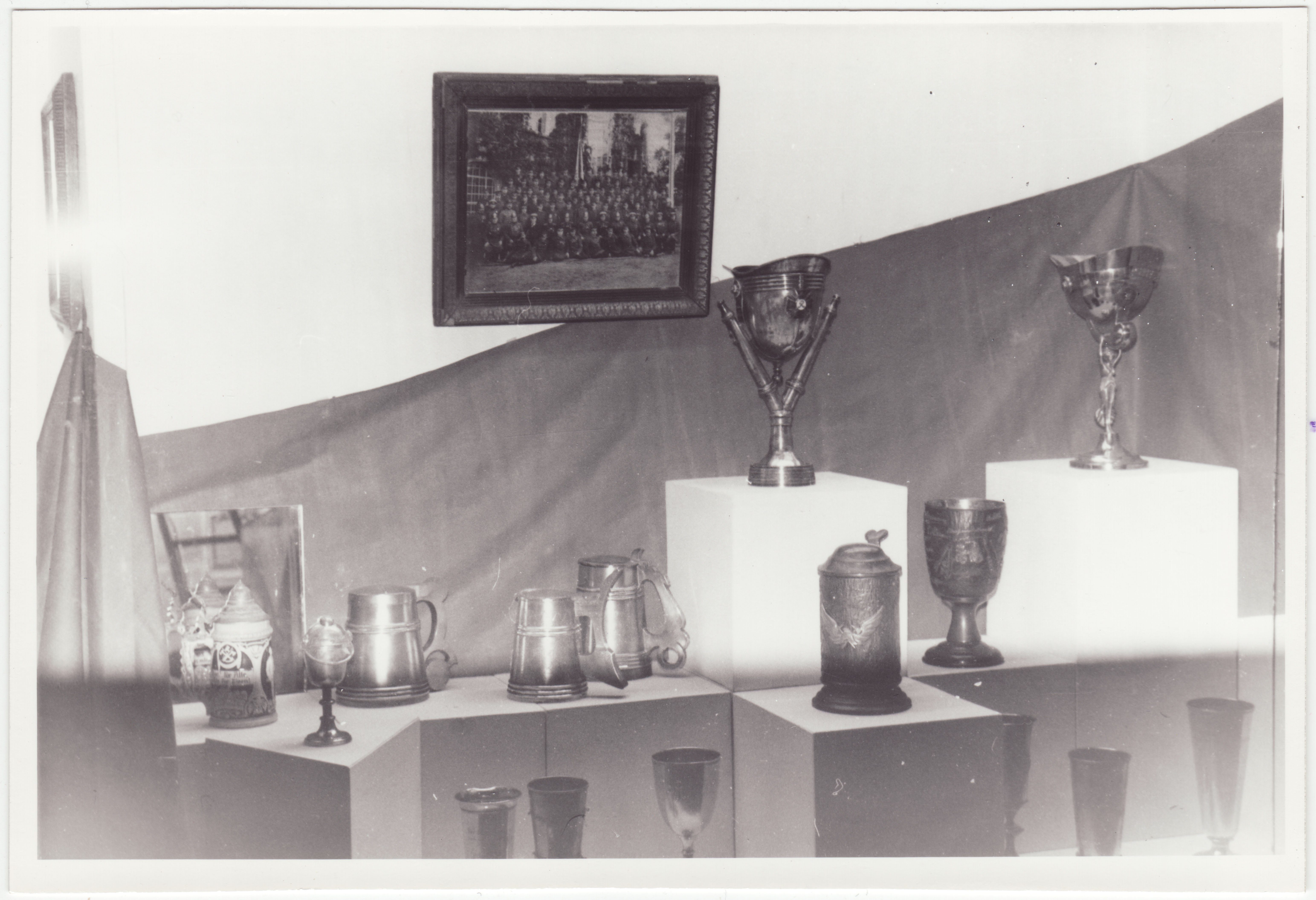 Tuletõrjeteemaline näitus Tartu Linnamuuseumis: tuletõrjekarikate väljapanek, 1984.a.