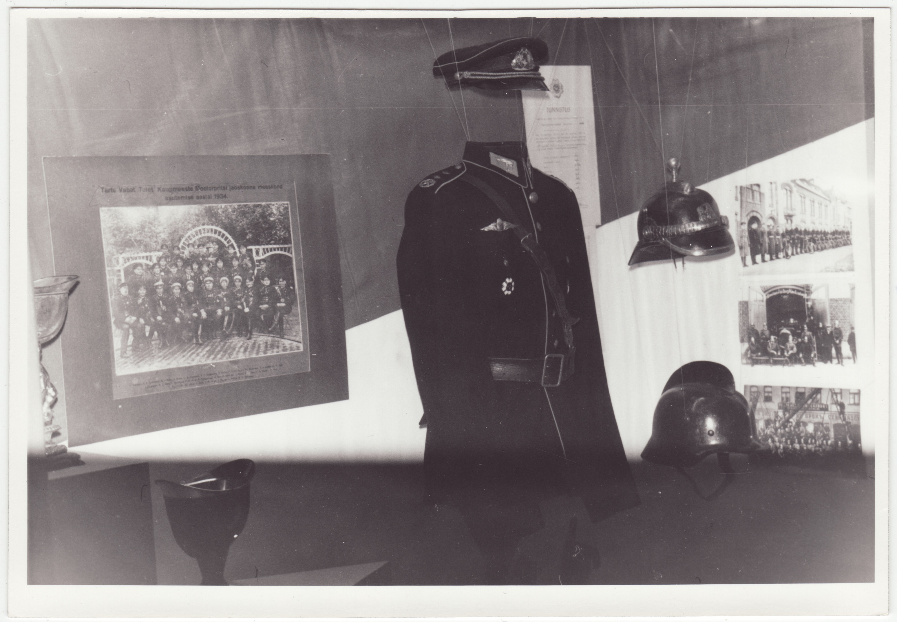 Tuletõrjeteemaline näitus Tartu Linnamuuseumis: tuletõrjemundrid ja kiivrid, 1984.a.